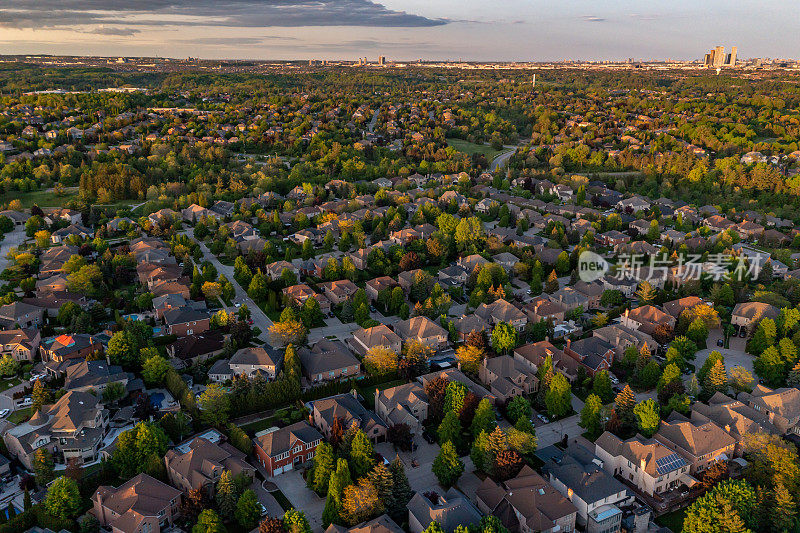 鸟瞰位于Rutherford road和Vaughan Mills road, Woodbridge和Kleinburg, Vaughan, Canada的住宅区